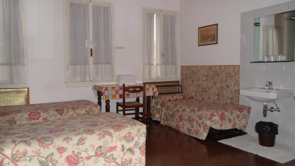 Hotel Locanda Ca' Foscari Venedig Rum bild