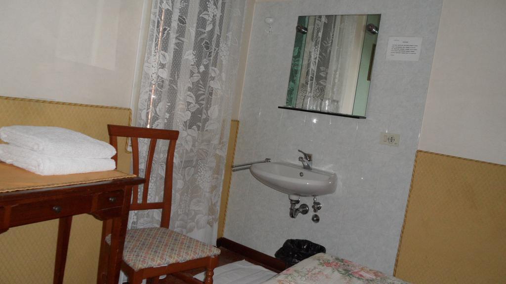 Hotel Locanda Ca' Foscari Venedig Rum bild