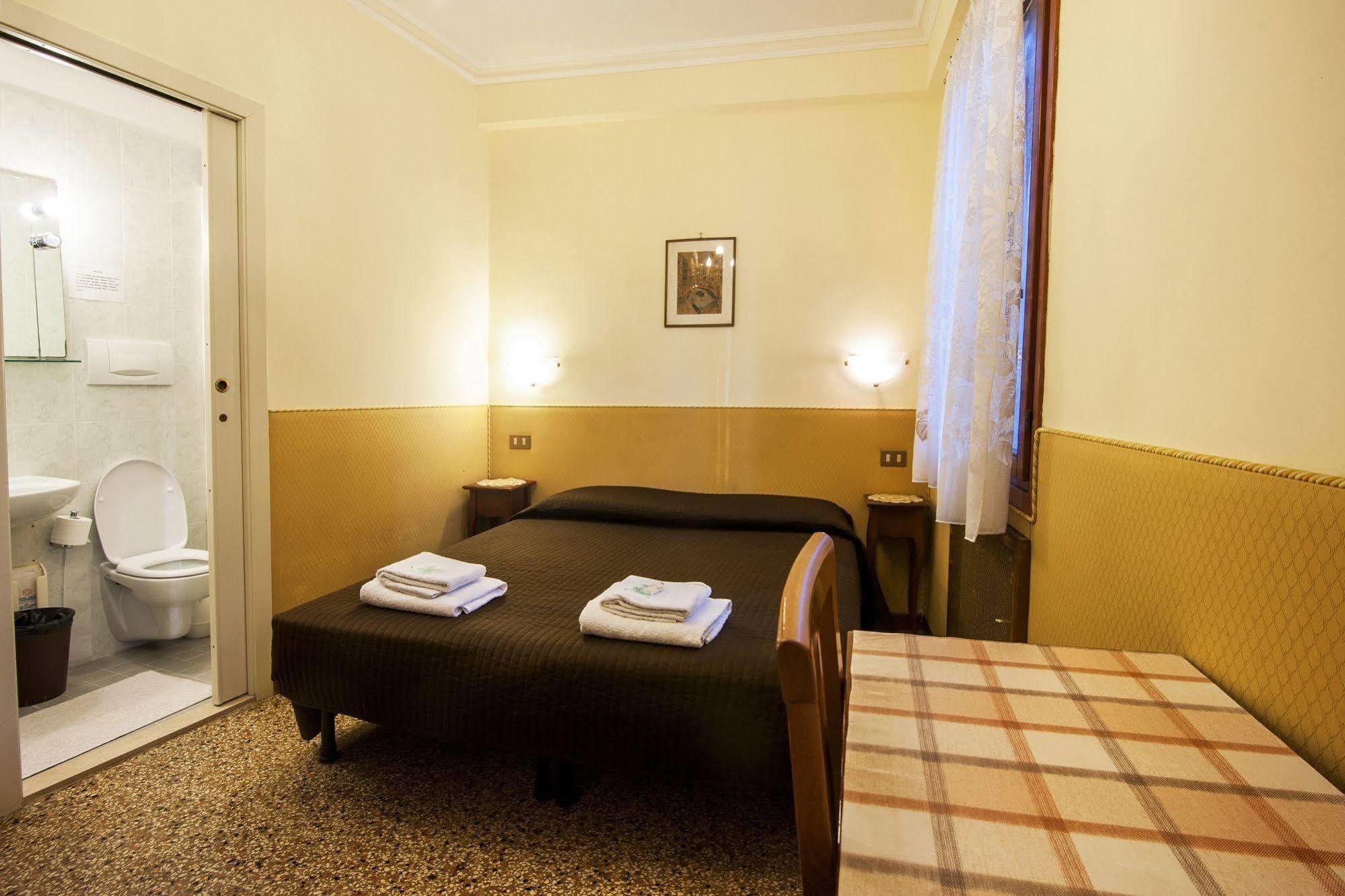 Hotel Locanda Ca' Foscari Venedig Exteriör bild