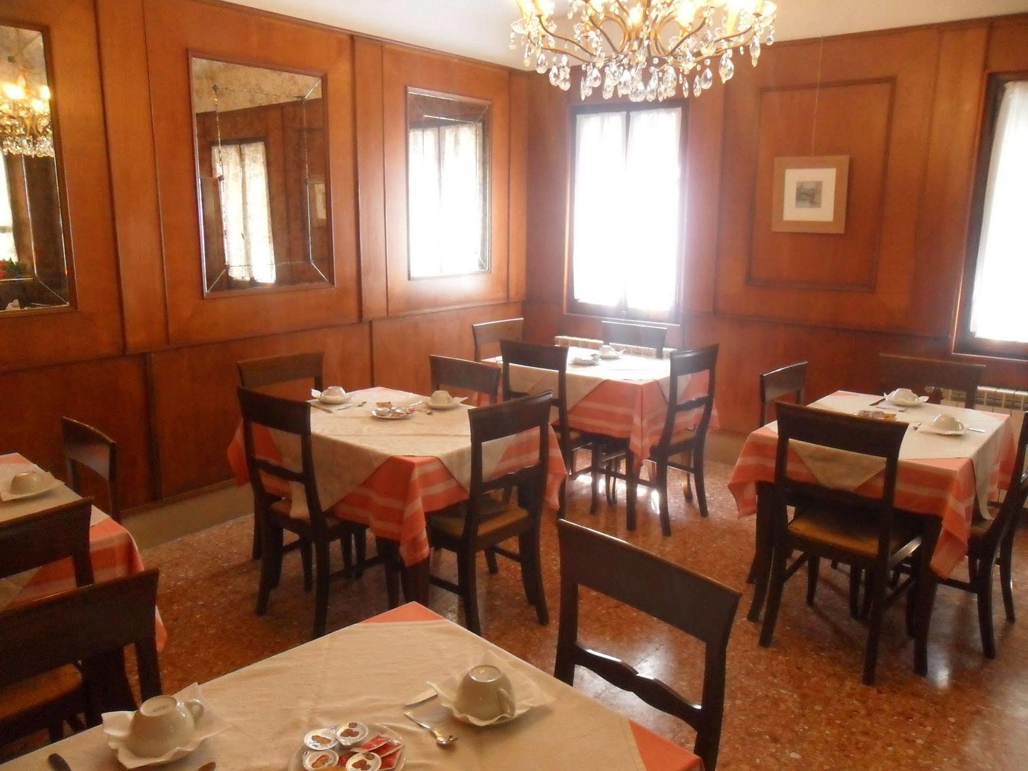 Hotel Locanda Ca' Foscari Venedig Exteriör bild