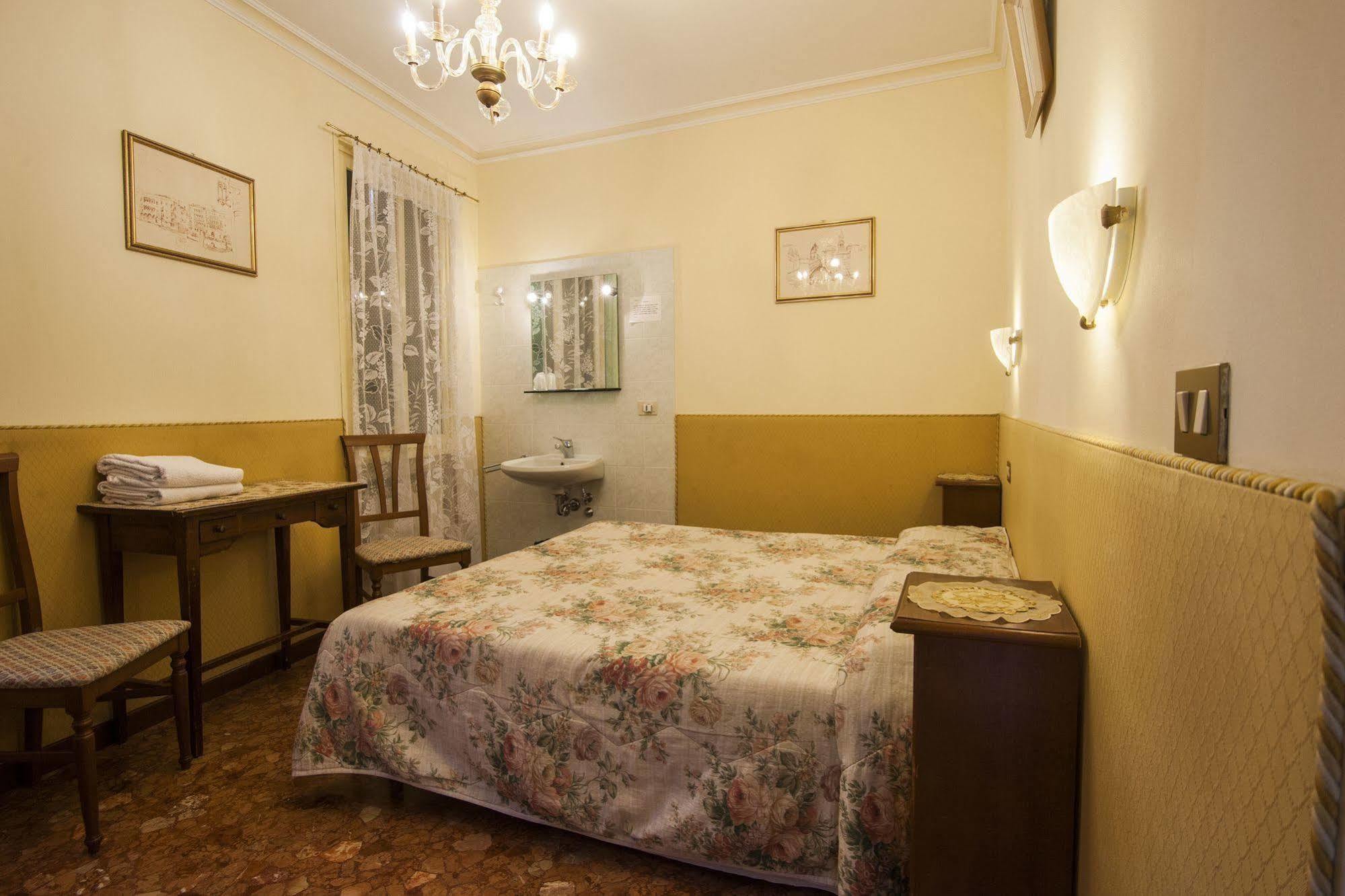 Hotel Locanda Ca' Foscari Venedig Exteriör bild