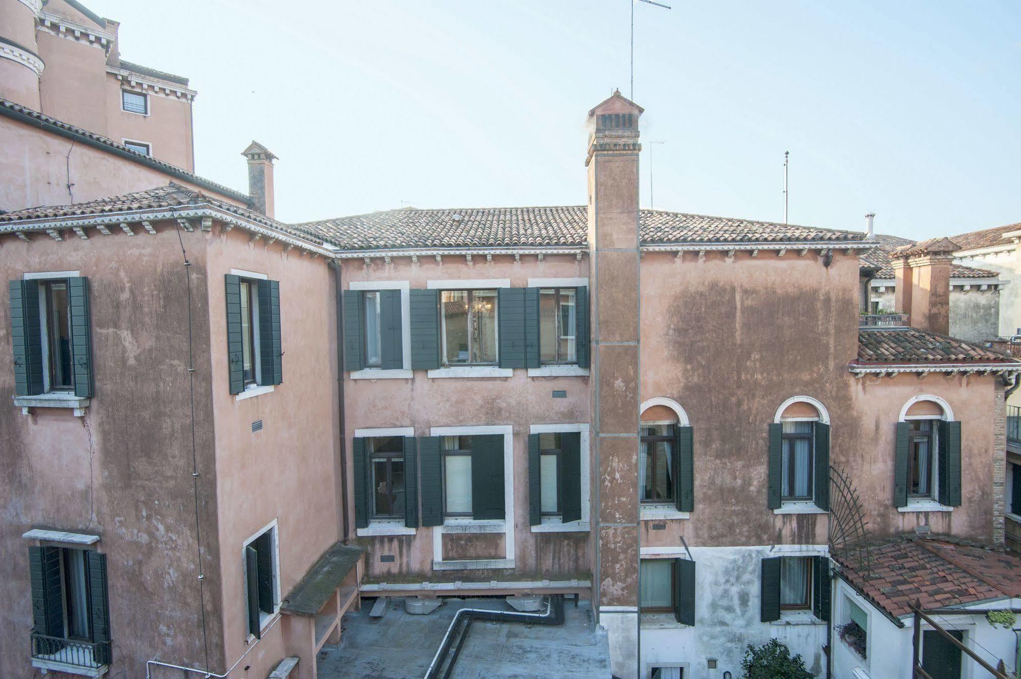 Hotel Locanda Ca' Foscari Venedig Exteriör bild