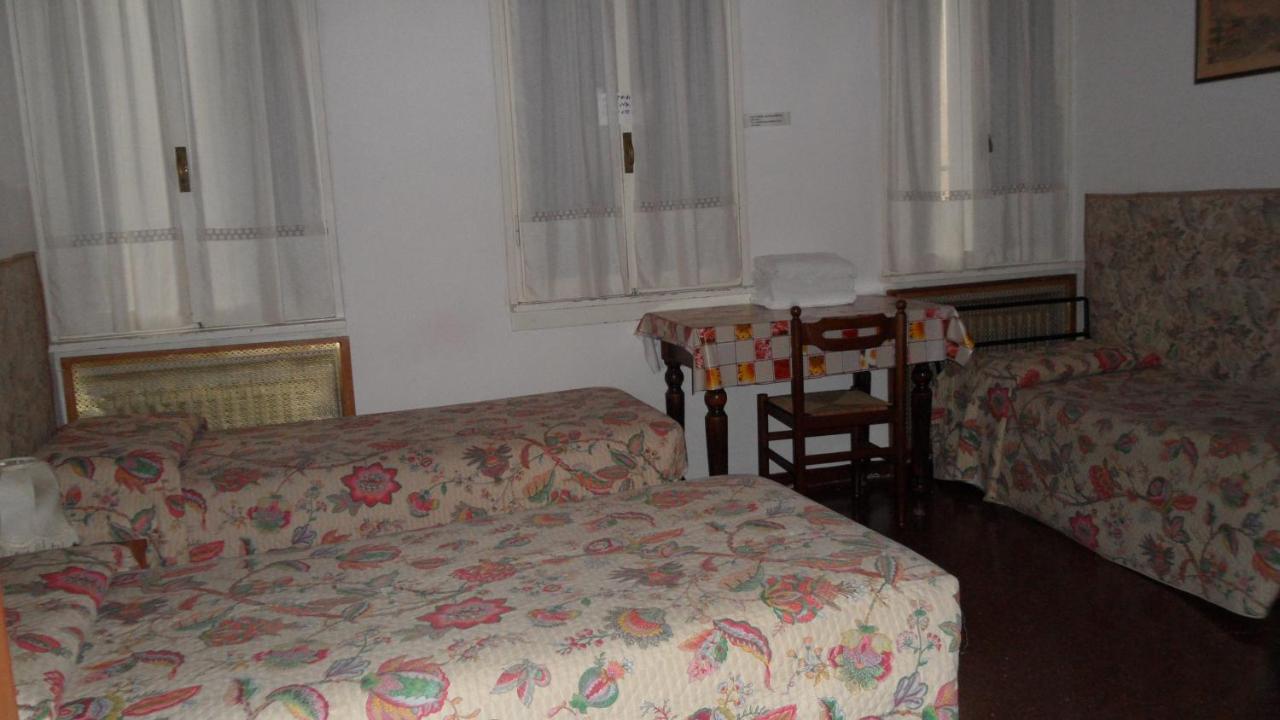 Hotel Locanda Ca' Foscari Venedig Rum bild